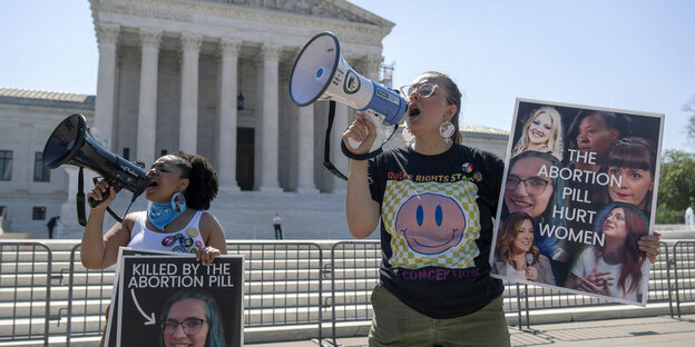 Abtreibungsgegner demonstrieren vor dem Obersten Gerichtshof.