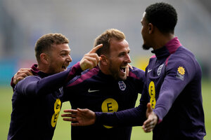 Englands Harry Kane und Kieran Trippier fassen sich während des Trainings gegenseitig an den Kopf