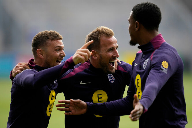 Englands Harry Kane und Kieran Trippier fassen sich während des Trainings gegenseitig an den Kopf