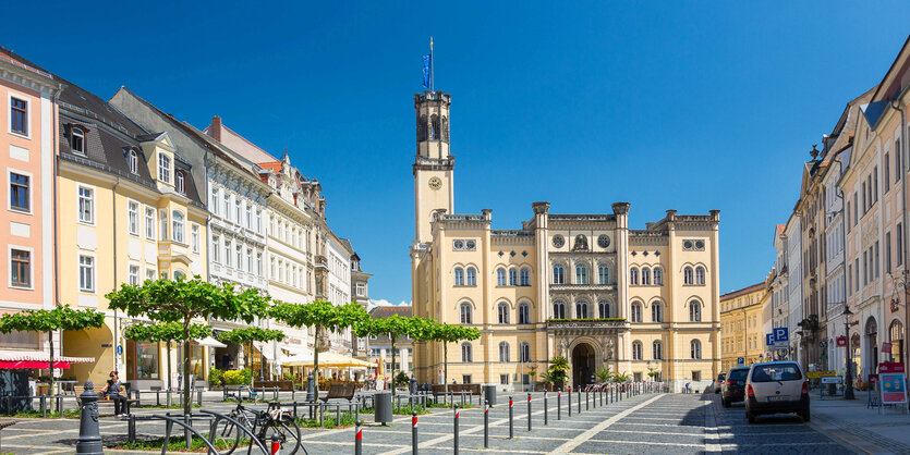 Ein altes Gebäude an einem Marktplatz.