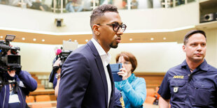 Fußballer Jerome Boateng in einem Gericht.