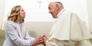 Der Papst und Ministerpräsidentin Meloni begrüßen sich.