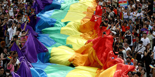 Tausende nehmen an der Pride-Parade in Bangkok teil.