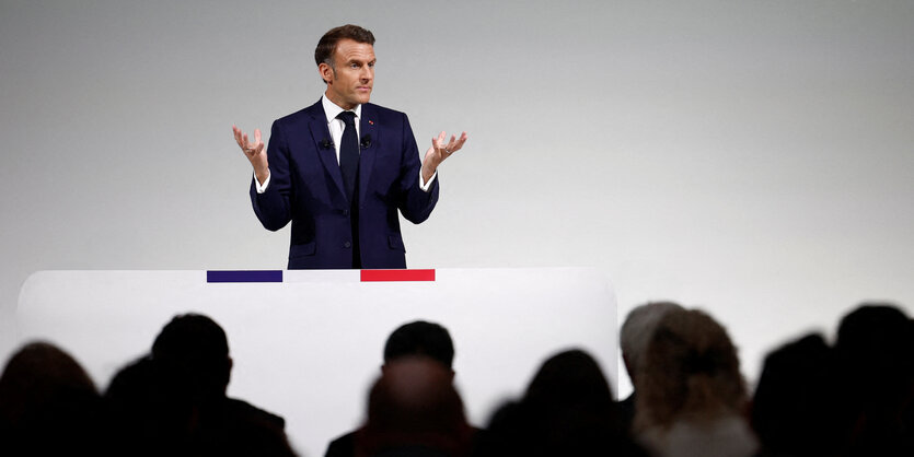 Präsident Macron bei einer Pressekonferenz.