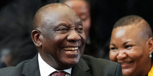 Südafrikas alter neuer Präsident Cyril Ramaphosa im seitlichen Profil lächelnd