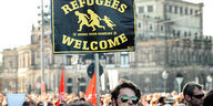 Ein „Refugees-Welcome“-Schild auf einer Demo in Dresden.