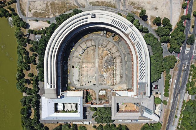 Luftaufnahme von der Kongresshalle macht Hufeisenform klar