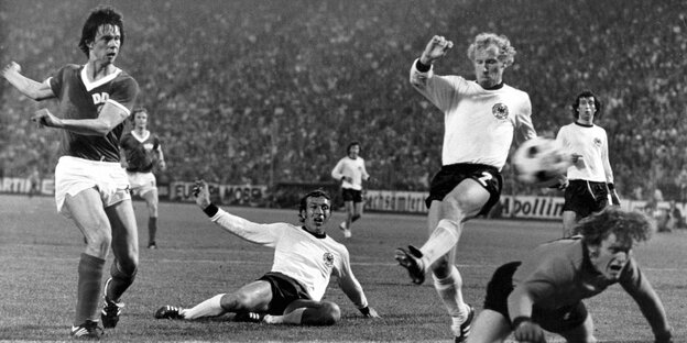Jürgen Sparwasser und Sepp Maier blicken dem Ball hinterher der zum 1:0-Sieg für die DDR ins bundesdeutsche Netz fliegt.