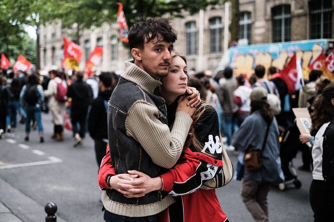 Ein Mann und eine Frau umarmen sich auf der Straße