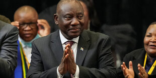 Cyril Ramaphosa klatscht in die Hände