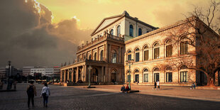 Das Hannoveraner Opernhaus, leicht unheimliches Foto, weil der Himmel orange ist.