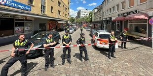 Polizisten hinter einer Absprerrung