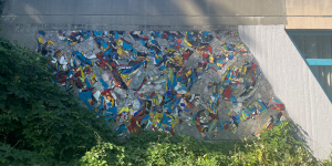 Manfred Henkels Mosaik von 1975 in Berlin Tempelhof mit farbigen Wirbeln