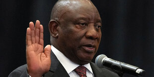 Cyril Ramaphosa hebt die Hand zum Amtseid