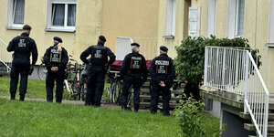 Polizisten und Polizistinnen vor einem Wohnhaus
