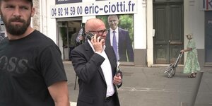 Politiker Éric Ciotti mit Telefon.