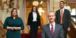 Der damals neue Hamburger Antisemitismusbeauftragte Stefan Hensel steht neben Katharina Fegebank, Philipp Stricharz und Galina Jarkova.
