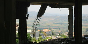 Israelische Haubitze fliegt in Richtung Libanon