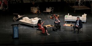 Blick auf die Bühne mit Saba Nur-Cheema, Eva Illouz und Yassin Musharbash auf der Bühne im Haus der Berliner Festspiele