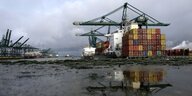 Containerterminal im Hafen on Antwerpen