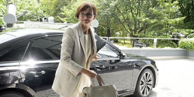 Bildungsministerin Stark-Watzinger steigt aus einem Auto.