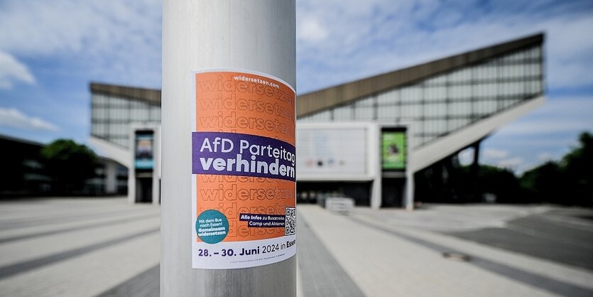 Aufkleber auf einem Laternenmast vor der Grugahalle in Essen