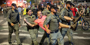 Ein Mann wird während einer Demonstration gegen die Regierung von Premierminister Benjamin Netanjahu und einer Forderung nach der Freilassung von Geiseln im Gazastreifen inmitten des Konflikts zwischen Israel und der Hamas in Tel Aviv, Israel, festgenommen, 16. Juni 2024.