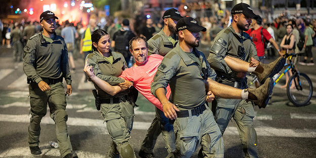 Ein Mann wird während einer Demonstration gegen die Regierung von Premierminister Benjamin Netanjahu und der Forderung nach Freilassung der Geiseln im Gazastreifen inmitten des Konflikts zwischen Israel und der Hamas am 16. Juni 2024 in Tel Aviv, Israel, festgenommen.