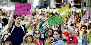 Menschen mit Postern bei Kita-Streik