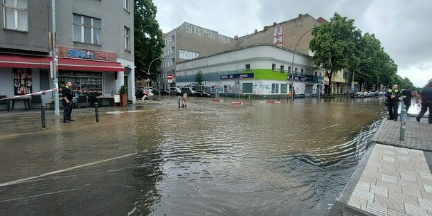 Überflutete Straßenkreuzung