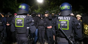 Polizeibeamte und Demonstrierende im Juni 2023 bei der "Tag X" Demonstration in Leipzig