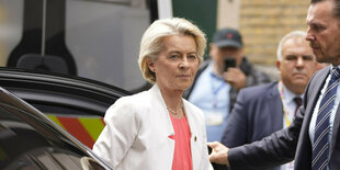 Ursula von der Leyen stegt aus einem Fahrzeug.