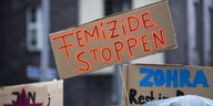 Eine Demonstrationen gegen Gewalt gegen Frauen, auf einem Schild steht "Femizide stoppen!"