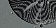 Detail einer Wärmepumpe sieht aus wie ein Ventilator