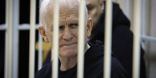 Ales Bialiatski hinter Gittern.