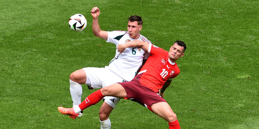 Fußballspieler im Zweikampf.