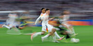 ein verschwommenes Bild von sprintenden Fußballern