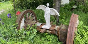 Es fehlt ein rettender Engel für die B.L.O.-Ateliers in Lichtenberg – Skulptur inmitten von Blumen und Gräsern mitten auf dem Gelände der Ateliergemeinschaft