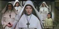Einige Nonnen in traditioneller Tracht in einer Filmszene