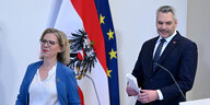 Klimaschutzministerin Leonore Gewessler und Bundeskanzler Karl Nehammer bei einer Pressekonferenz.