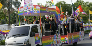 Unterstützer feiern am Dienstag von geschmückten Fahrzeugen aus die große Zustimmung des thailändischen Senats zur Homoehe im Zentrum von Bangkok