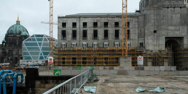 Blick auf das Betonskelett des Humboldt Forums