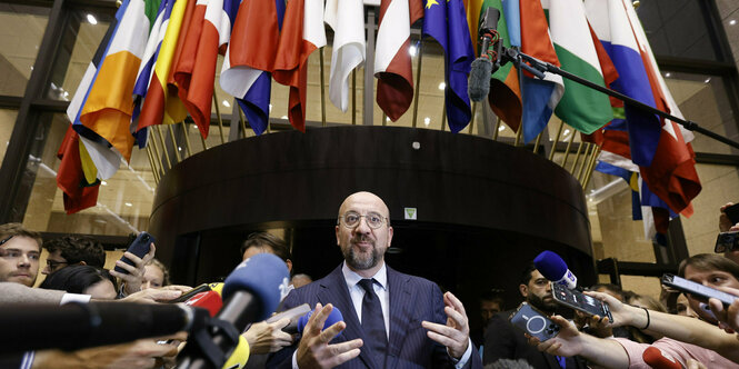 Charles Michel steht vor sehr vielen Mikrofonen