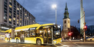 E-Bus fährt auf einer Straße nahe des Berliner Alexanderplatzes