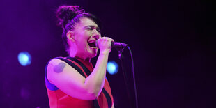 Kathleen Hanna singt