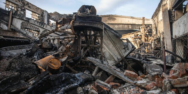 Eine zerstörte Fabrik in Butscha.