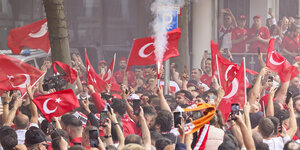 Türkische Fans schwenken Fahnen in der Dortmunder Innenstadt.