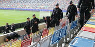 eine Gruppe Polizisten durchsucht das Düsseldorfer UEFA-Fußballstadion