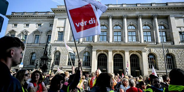 Menschen mit einer Verdi-Fahne vor dem Berliner Abgeordnetenhaus