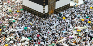 Muslimische Pilger umrunden die Kaaba